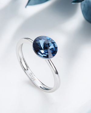 Anillo en Plata de Ley 925 con cristalería clásica azul oscuro