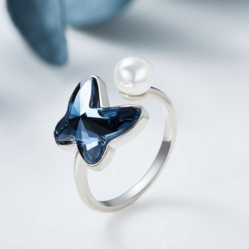 Anillo de plata con mariposa color azul oscuro y perla blanca