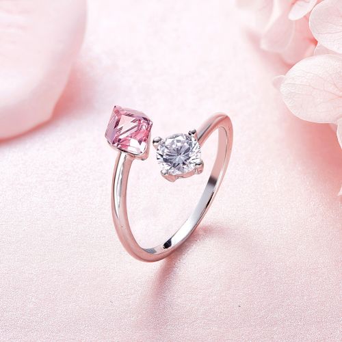 Anillo de plata con cubo rosa y cristal transparente