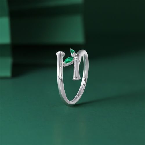 Anillo de plata con cristalería verde