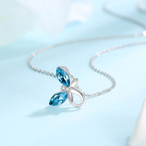 Colgante de plata con mariposa azul